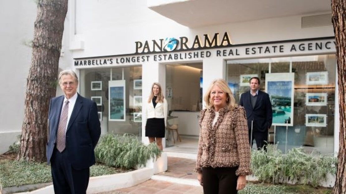 Mayoress Angeles Muñoz inaugurates Panorama’s renovated sales office at the Puente Romano hotel