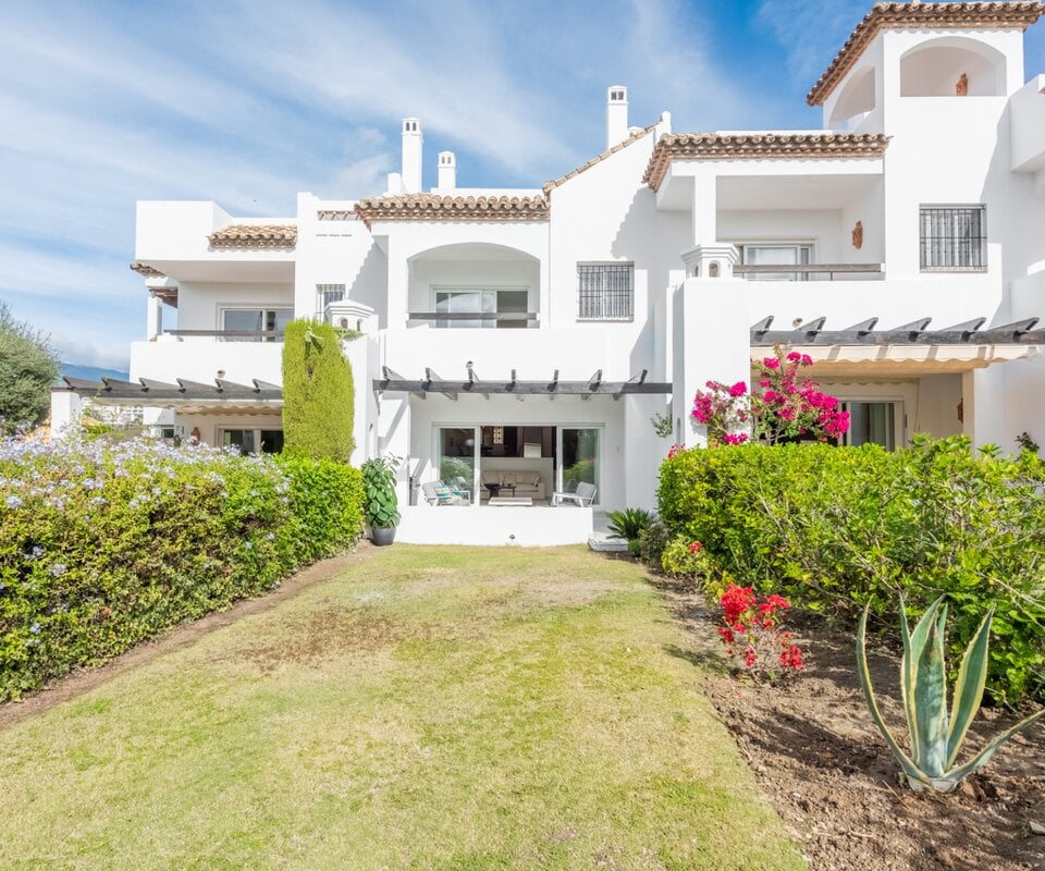Spacious townhouse with garden and open views in Nueva Andalucía