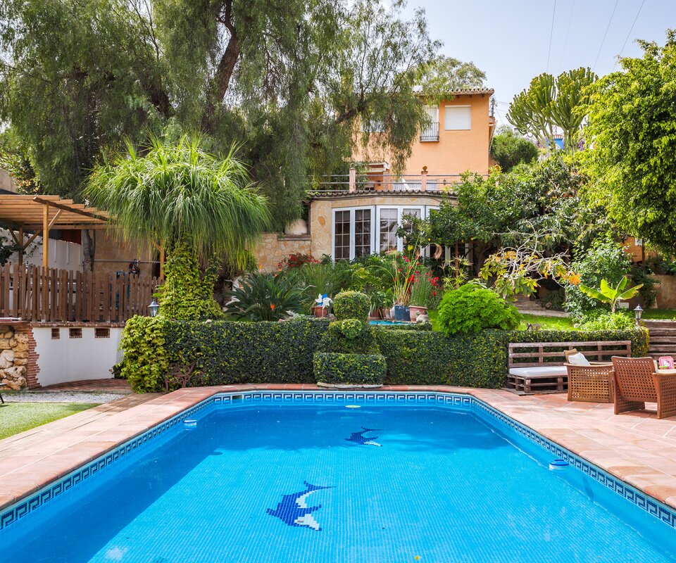 Encantadora casa de una planta con piscina y bungalow para invitados en Nueva Andalucía