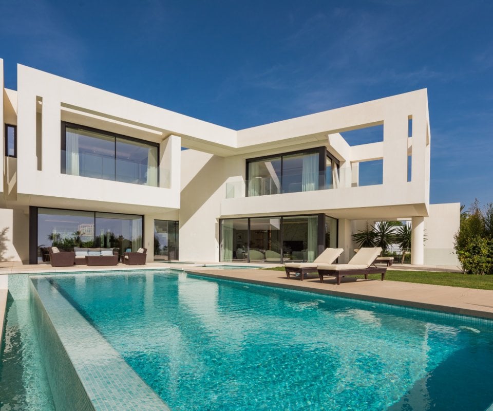 Neu gebaute Villa nur ein paar Schritte zum Meer in Marbella Ost