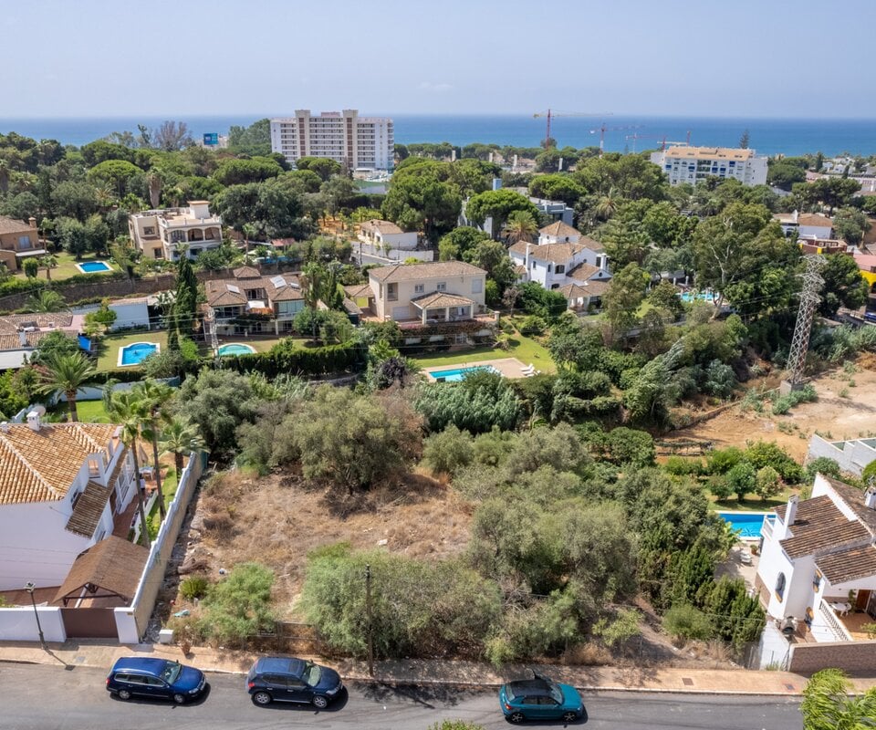 Parcela con proyecto de una villa con vistas al mar Mediterráneo y la montaña