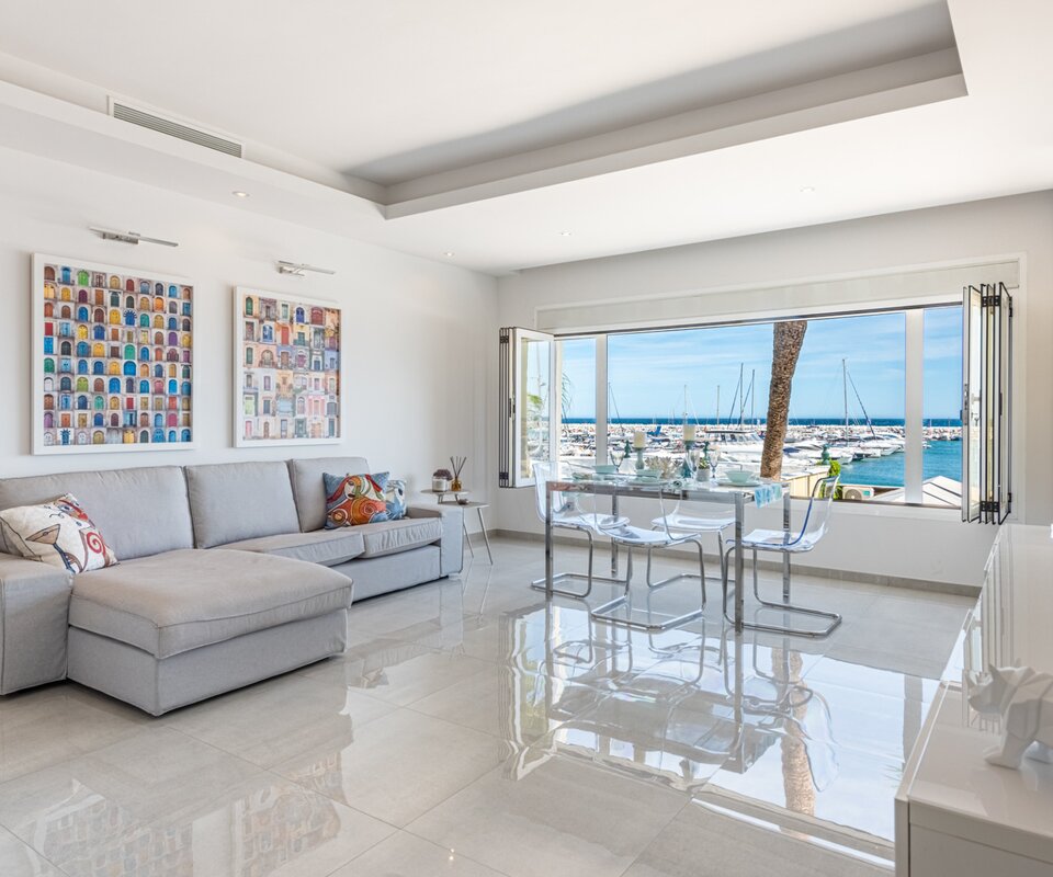 Appartement moderne de première ligne avec vue spectaculaire à Puerto Banús