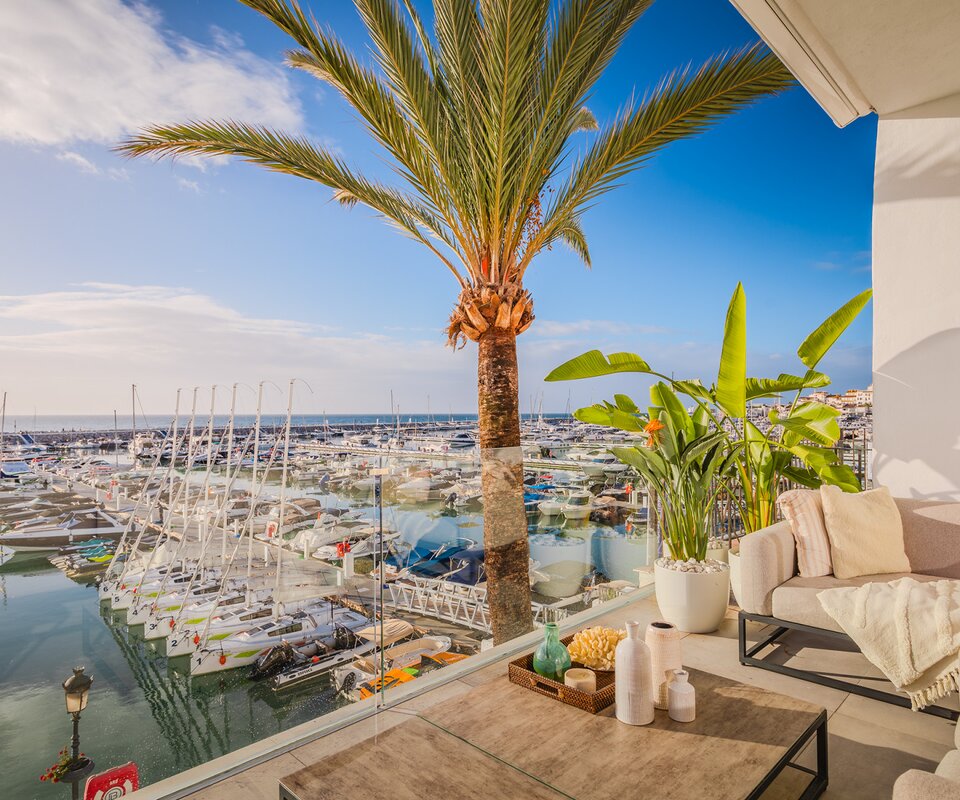 Bright and spacious duplex penthouse on the front line in Puerto Banús