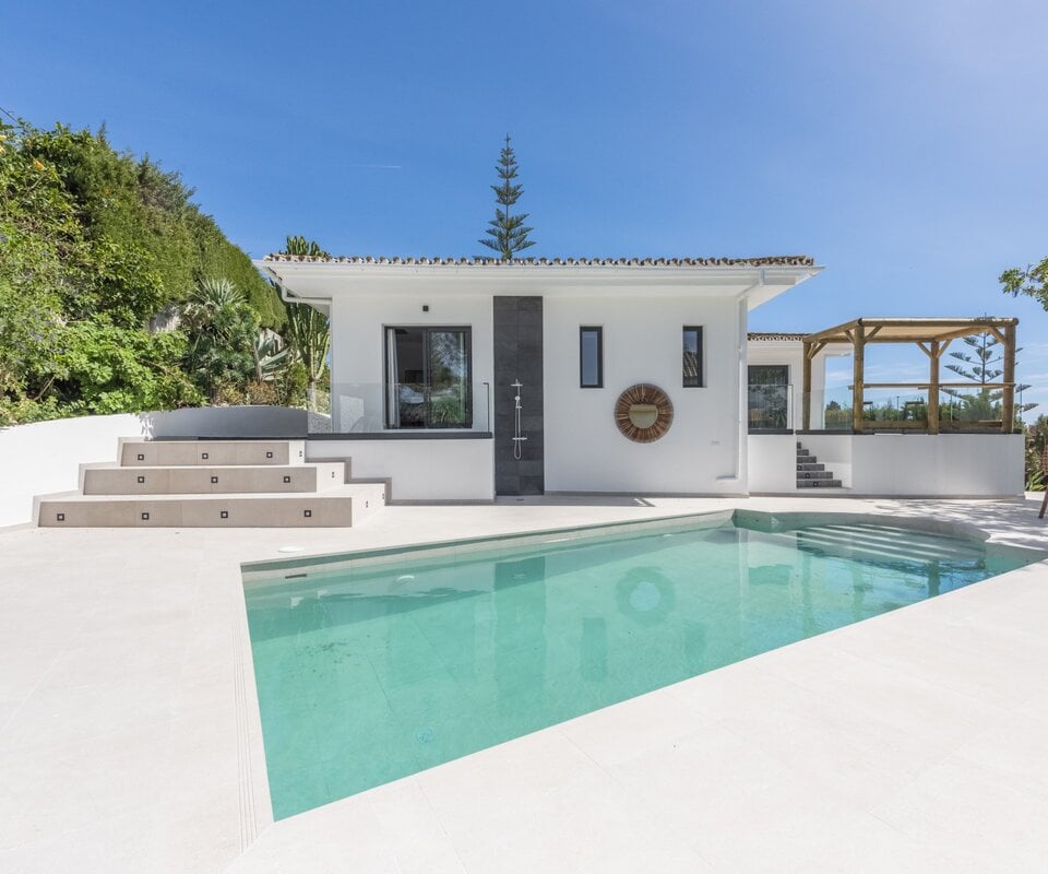 Luxury villa recently renovated with spectacular sea views in Marbella East