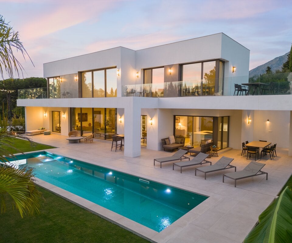 Luxuriöse moderne Villa am Goldenen Meile mit Meerblick